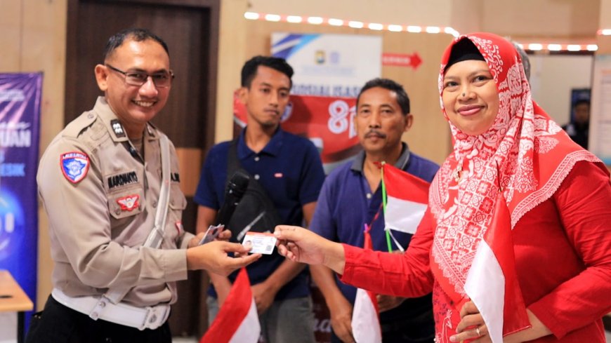 Satlantas Polres Gresik Hadiahkan "SIM Gratis" untuk 17 Warga yang Lahir 17 Agustus