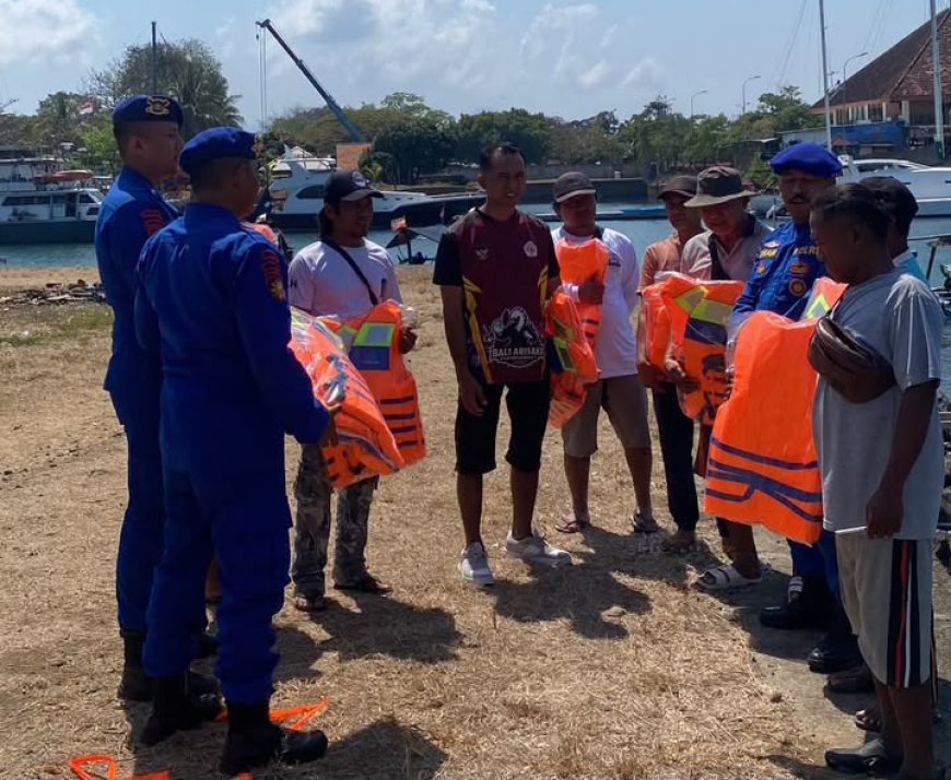 Keselamatan Nelayan Jadi Prioritas, Satpolairud Polresta Banyuwangi Bagikan Life Jacket